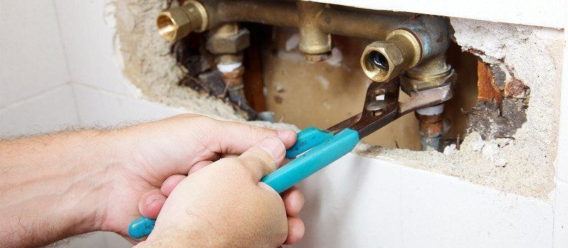 Có những bước nào cụ thể để sửa chữa vòi nước bị gãy mà không cần gọi dịch vụ sửa chữa?