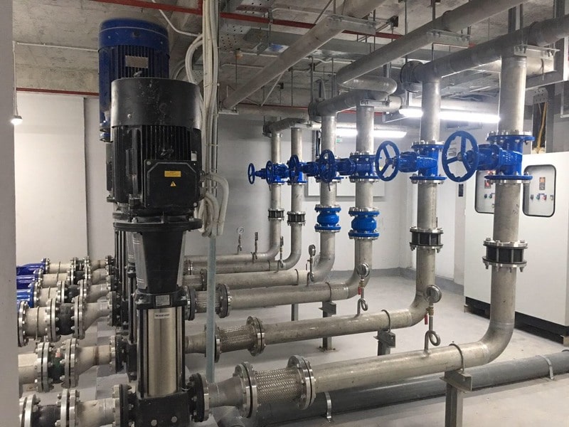 Sử dụng máy bơm để đẩy nước lên các tầng cao